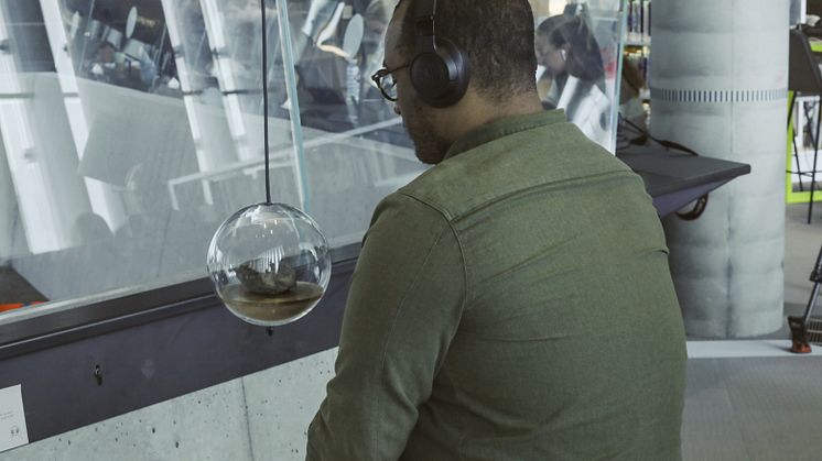 Kulturbyråden opplever kunstverket Inmeridiem