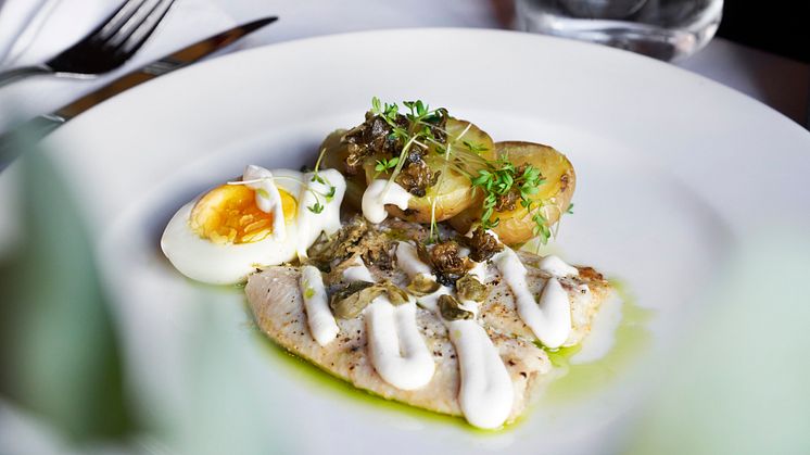Bakt sild med egg, kapers, nypotet og løpstikke.jpg