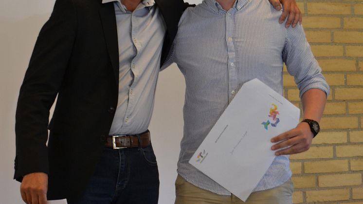 Nikolaj Bossow Andersen modtager legat af Tom Madsen fra Ejendomsmægler John Frandsen.