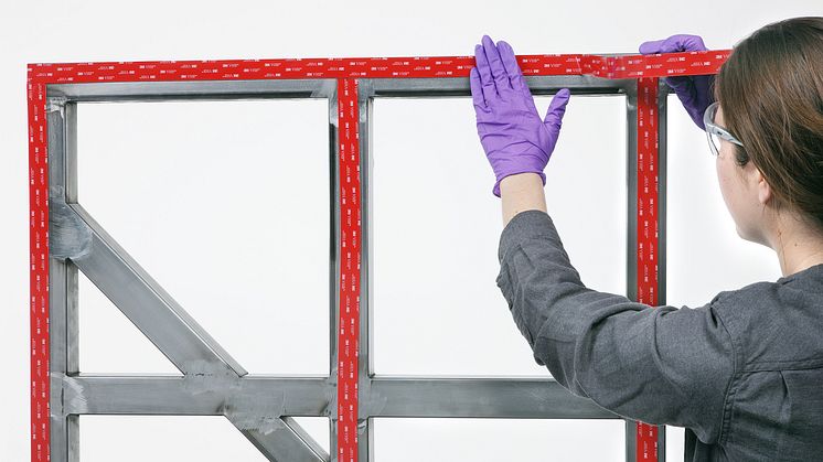 3M VHB-tape kan i mange tilfeller erstatte for eksempel skruer dersom man skal henge opp en tung ramme