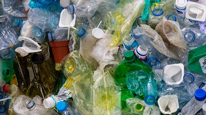 Svenskarna källsorterar – men oroar sig för plast i haven