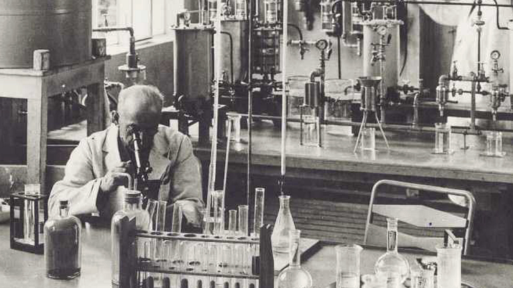 Rapperswil_chemistry_laboratory_in_the_1950.png