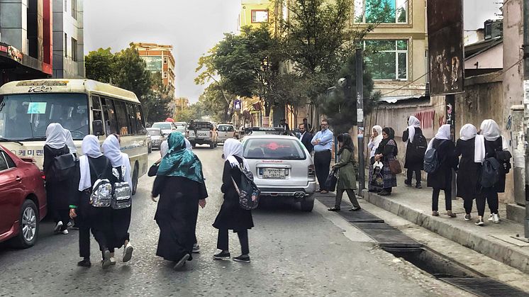 Tjejer som går hem från skolan i Afghanistan
