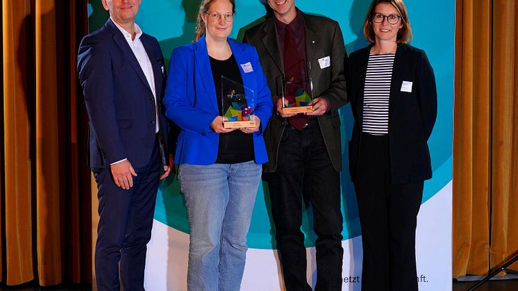 Ein WWKULTURPREIS22 geht nach Paderborn (v. l.): Jürgen Noch, WW, Nora Liebetreu, Preisträgerin, Christoph Gockel-Böhner, Kulturamt Paderborn, und Laudatorin Prof.in Dr.in Beate Flath. 