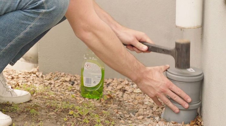 Såga av stupröret, plugga igen det så att inget kan komma ner i röret och ta hand om regnvattnet i trädgården. Använd diskmedel när du sätter på proppen så går det lättare.