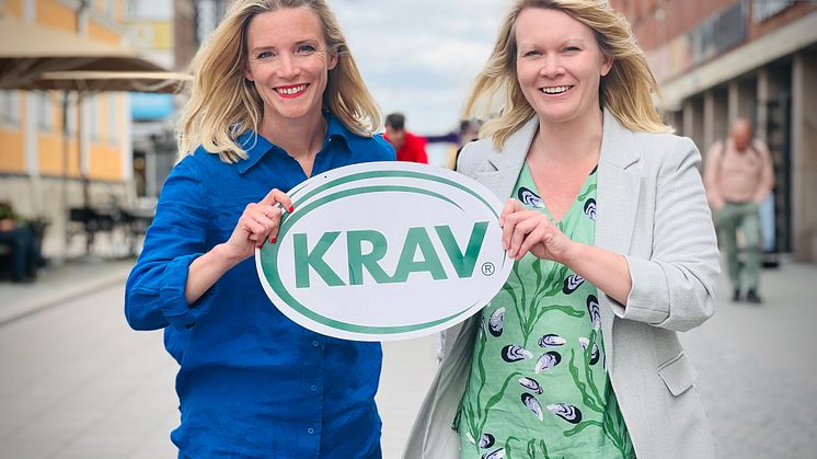 KRAVs vd Emma Rung gläds tillsammans med vice vd Cecilia Lenbäck åt nomineringen till Livsmedelspriset. Foto: KRAV