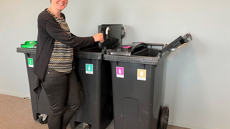 Nästa år tar kommunerna över ansvaret för att samla in förpackningar från hushållen. Emma Hilmersson på Kretslopp och vatten visar de nya kärlen för villor. Foto Maija Immonen