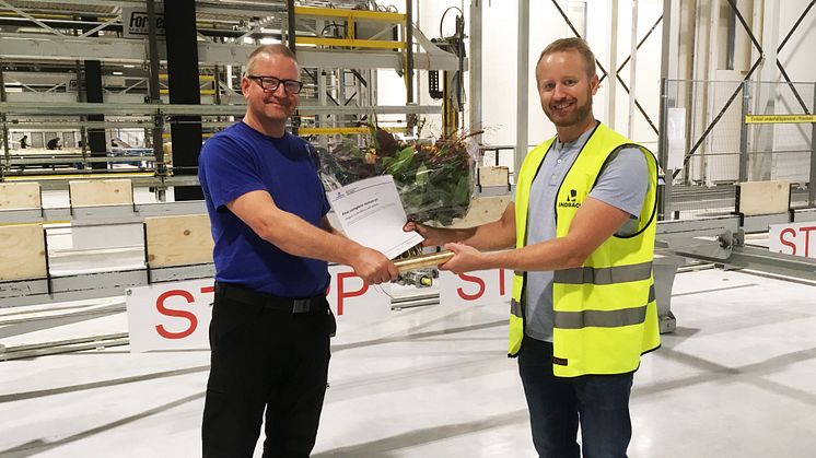 Ola Magnusson, Lindbäcks överlämnar priset för vinnare i kategorin maskininvestering 5-15 mkr till Jörgen Forsell, Forsells Maskin AB. 