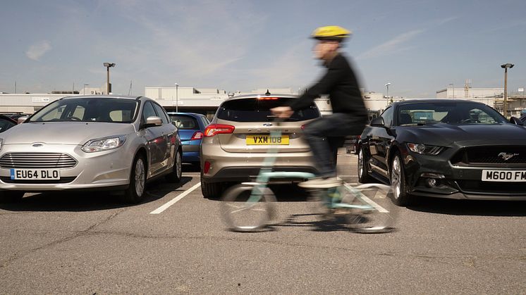 Die neue Ford Focus-Generation kann auf Wunsch „um die Ecke schauen“ und macht Rückwärtsfahren zum Kinderspiel