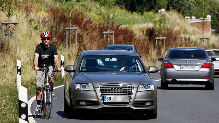 Mit Großzügigkeit und gegenseitiger Rücksichtnahme aggressivem Verhalten im Straßenverkehr gegensteuern. Foto: SIGNAL IDUNA