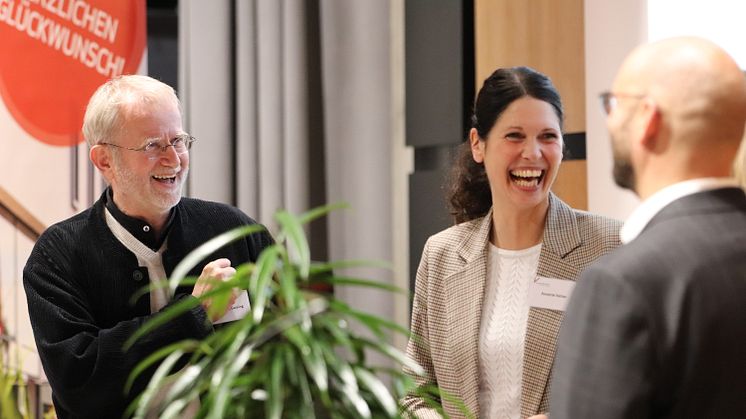 Zwei Vertreter*innen der fördernden Institution bei der Vergabefeier 2022 des Deutschlandstipendiums: Gerhard Geising, Rotary Club Diepholz-Vechta, und Annette Vetter, Landessparkasse zu Oldenburg, im Gespräch.