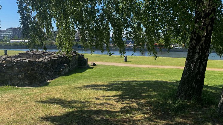 Middelalderparken ved ruinene og vannspeilet. Foto: Marie Følling, Kulturetaten