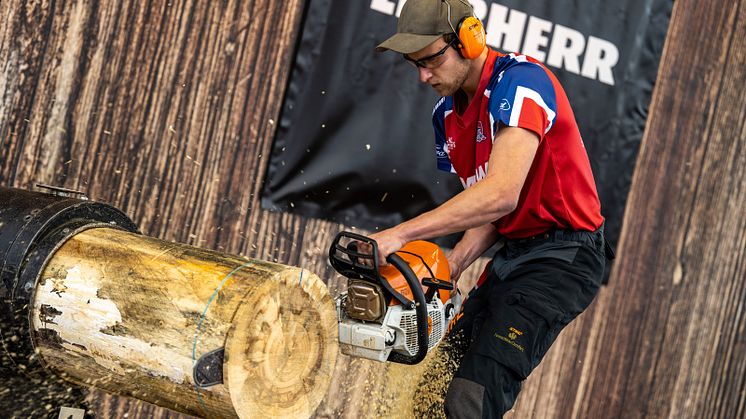 Verdensrekord: Her setter Ole Magnus Syljuberget fra Mesnali ny verdensrekord i øvelsen «Stock Saw» under helgens nordiske mesterskap i STIHL Timbersports. (Foto: STIHL Timbersports)