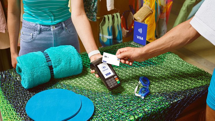 Až 77 % Slovákov plánuje počas dovolenky v zahraničí platiť kartou, mobilom alebo smart hodinkami
