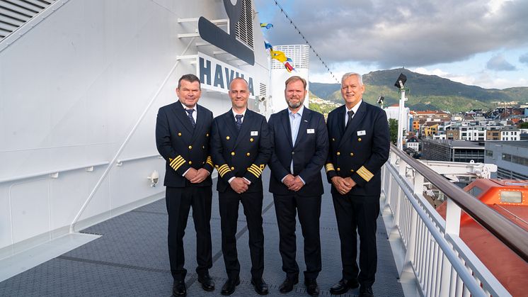 Fra venstre: Maskinsjef Ole Johnny Håbet, kaptein Martin Iversen, administrerende direktør Bent Martini og hotellsjef Aksel-Arne Antonsen. (Foto: Martin Giskegjerde/Oclin)