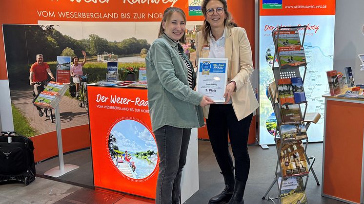 Übergabe der Urkunde auf der CMT Stuttgart 2025 (c) Weserbergland Tourismus e.V..jpg