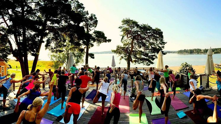 Här kan du yoga utomhus i Sommarsverige!