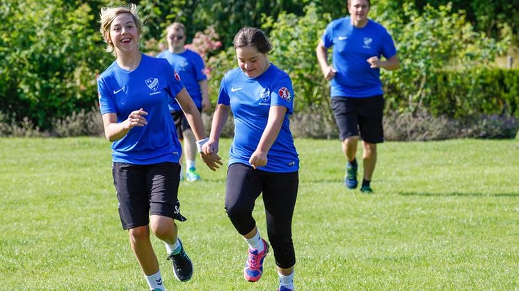 Människor med utvecklingsstörning rör på sig mindre än övriga befolkningen, för vissa grupper endast cirka en timme i veckan enligt undersökningar. Det vill vi vara med och ändra på. Foto: Parasport Sverige