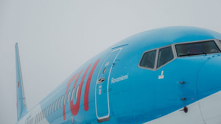 Lapin talvilomakausi alkoi isompana kuin koskaan – TUIn uusin Boeing 737-8 sai nimekseen ”Rovaniemi”