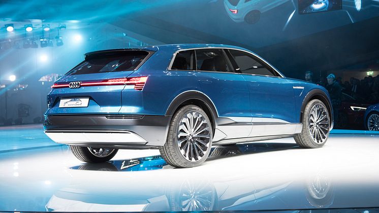 Audi e-tron quattro concept bagfra på Audis stand på Frankfurt International Motor Show 2015