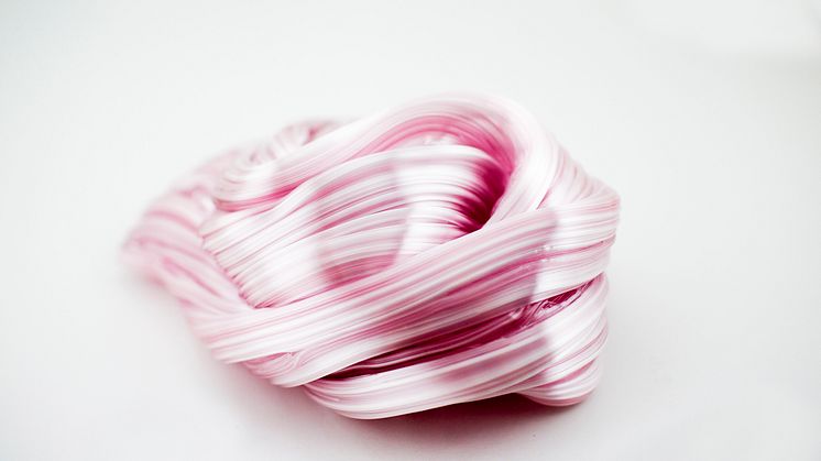 Soft curl in pink. Glaskonstverk av Maria Bang Espersen. Konstverket skapas genom en dynamisk process med vikningar och sträckningar och bildar en frusen rörelse. Tillverkad på The Glass Factory. Utställd i Glasrikets digitala galleri 2020.