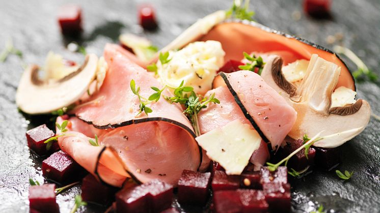 Rökt skinka med ostkräm, champinjoner, ättiksbetor och smulade potatischips 