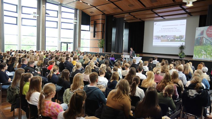 Prof. Dr. Kai Koch, Direktor der Zentrums für Lehrer*innenbildung an der Universität Vechta, bei der Begrüßung der Teilnehmenden.