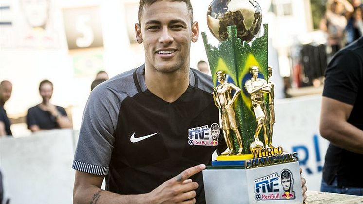 Neymar Jr delar själv ut priset. Foto: Marcelo Maragni/Red Bull Content Pool.