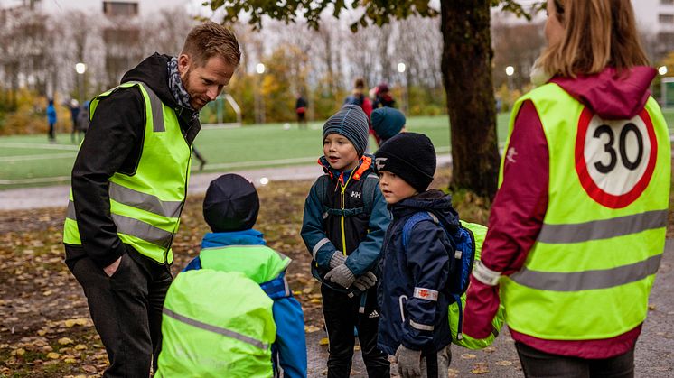 Følgegruppe med refleksvester på vei til Grefsen skole 1