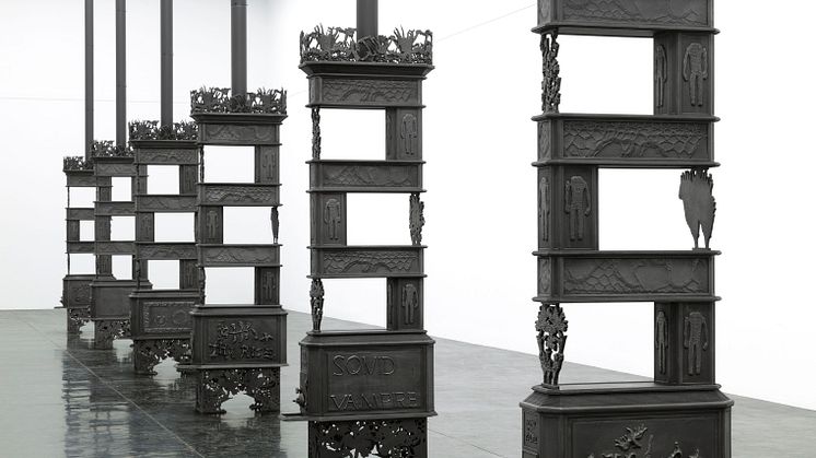 Ida Ekblad, PIKE LÆGGER I OVNEN, Installasjonsfoto / Installation view, 2021. Foto: Uli Holz. © Ida Ekblad / BONO 2023, courtesy the artist and Kunstnernes Hus.
