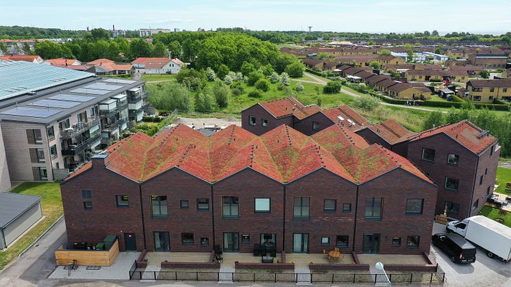 Kvarteret Sockergränden består av ett fristående LSS-boende och fyra radhus. Foto: Mikaela Bjarve/Emrahus.