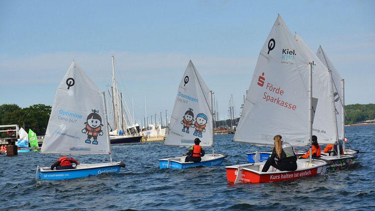 Gemeinsam können Kinder und Jugendliche erste Segelluft schnuppern und dabei selbst das Steuer in die Hand nehmen. (c) Kiel-Marketing