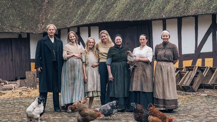 Fra venstre: Thure Lindhardt, Ida Cæcilie Rasmussen, Flora Ofelia Hofmann Lindahl, Tea Lindeburg, Lisbet Dahl, Stine Fischer Christensen & Kirsten Olesen. Kreditering: Andreas Bastiansen