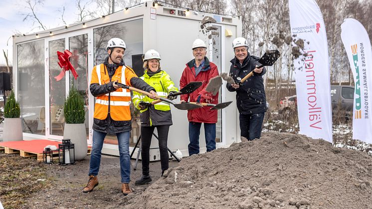 Fr v Robert Ohlsson, arbetschef Peab, Johanna Frelin, vd Riksbyggen, Reidar Svedahl, kommunalråd och Göran Sundin, tf marknadsområdeschef Riksbyggen. Foto: Patrik Ekenblom