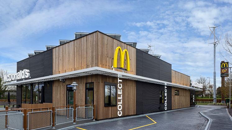 Nachhaltige Raummodule aus Stahl, isoliert mit britischer Schafwolle und verkleidet mit recyceltem Kunststoff. Das McDonald’s-Restaurant in Market Drayton, England, hebt nachhaltiges Bauen auf ein neues Niveau. 