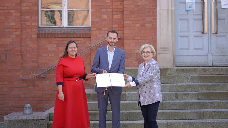 Dr. Manja Schüle, brandenburgische Wissenschaftsministerin, Prof. Dr.-Ing. Stefan Kubica, Vizepräsident für Digitalisierung und Qualitätsmanagement der TH Wildau, und Prof. Dr. Ulrike Tippe, Präsidentin der TH Wildau. (Bild: Lange)