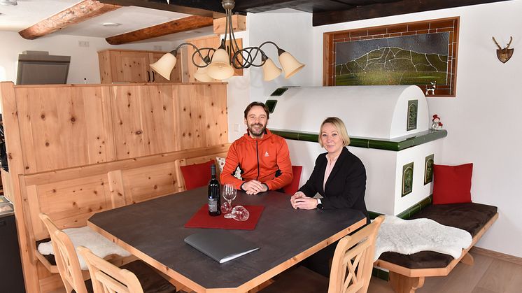 Eine neu klassifizierte Ferienunterkunft im Erzgebirge: erzgebirgs.haus in Zinnwald; im Bild: Heiko Zier (Gastgeber) und Ines Hanisch-Lupaschko (Geschäftsführerin TVE) (Foto: TVE/Egbert Kamprath)
