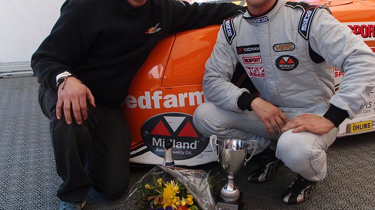 Ut i gräset i närmare 250 km/h för Andreas Ahlbergs start i V8 Thunder Car, STCC Skövde