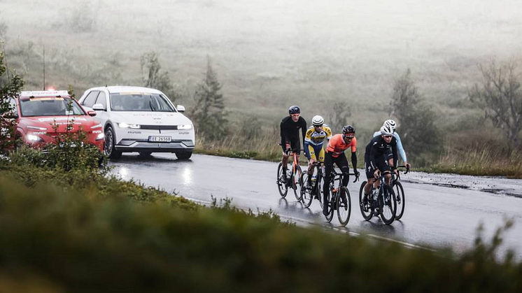 Følgebiler fra Hyundai under Arctic Race of Norway 2022. Foto: ARN/Aurélien Vialatte