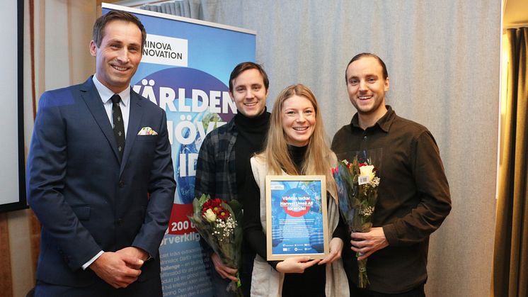 Från vänster Johan Hedengran, affärsutvecklare Uminova Innovation tillsammans med vinnarna Ellen Bergström, Daniel Remes och Tobias Remes.