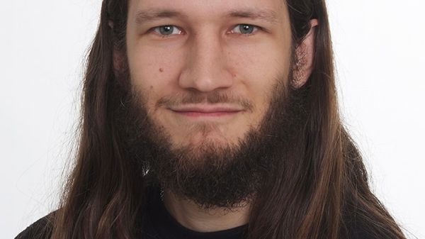 Doktorand Erik Lagerstedt från institutionen för informationsteknologi tar sig an fysikpriset.när Högskolan i Skövdes experter förklarar årets Nobelpriser.