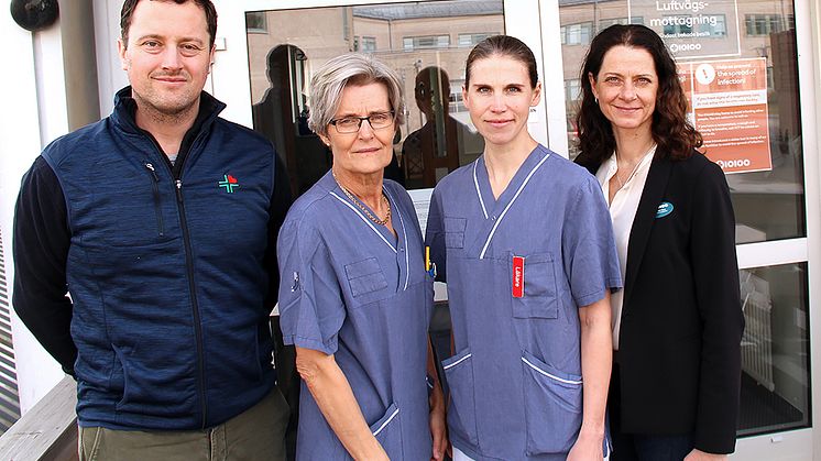 ​Gustav Soler från Hälsocentralen, vårdcentralschef Lena Gardell, distriktsläkare och medicinskt ledningsansvarig för primärvården Lovisa Jäderlund Hagstedt och verksamhetschef Anneli Utas utanför den nya luftvägsmottagningen.