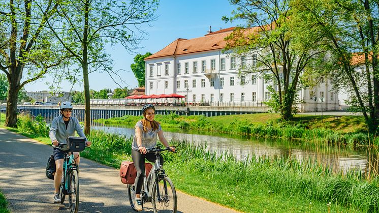 Kultur am Wasser "erfahren", das geht auf vielen Radwegen in Brandenburg. Wie hier am Schloss Oranienburg im Ruppiner Seenland. Foto: Markus Tiemann  Tourismusverband Mecklenburg-Vorpommern.