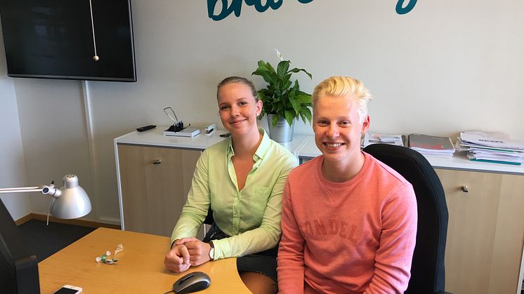 Alva Sjunnesson och Ludvig Jönsson, sommarjobbare och solcellsspanare på Öresundskraft.