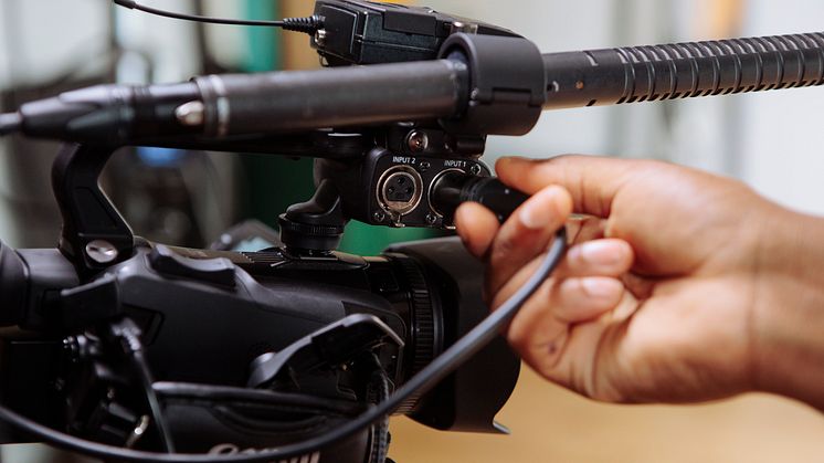 XA60_Lifestyle_XLR-inputs-detachable-handle_67625
