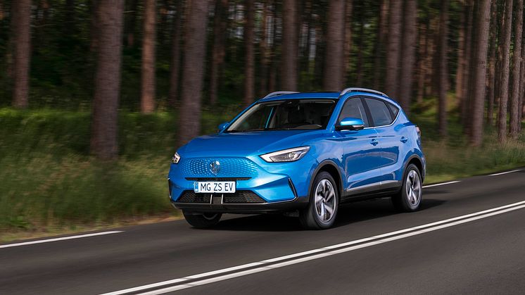 MG ZS EV - front dynamic driving 01_presskit