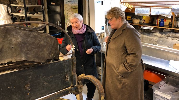 Museumsinteressert minister: Statsråd Trine Skei Grande viste stor interesse for Anno - Museene i Hedmarks samlinger. Her viser konservator og leder for bevaringsavdelingen i Anno, Vigdis Vingelsgaard, fram en vogn de jobber med på Domkirkeodden.