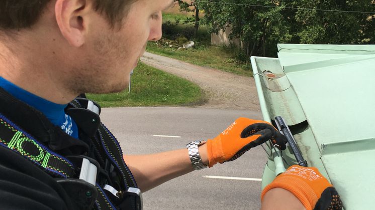 Jonathan Eriksson, Elektroline, installerar värmekabel i en hängränna på en fastighet i Onsala utanför Kungsbacka.