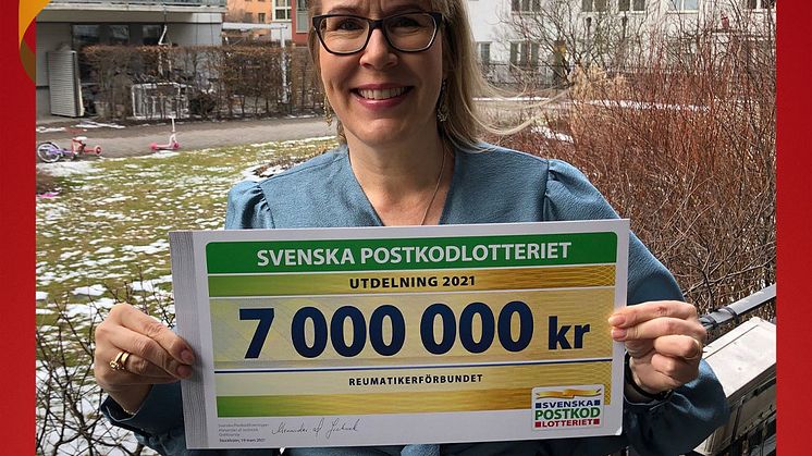 Reumatikerförbundets generalsekreterare Stina Nordström med årets verksamhetsstöd från Postkodlotteriet