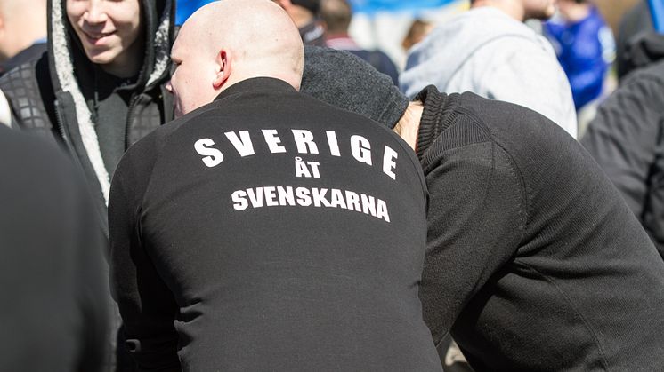 "Nazistiska Svenskarnas Parti kampanjar i Skene" - Alex Bengtsson intervjuas i P4